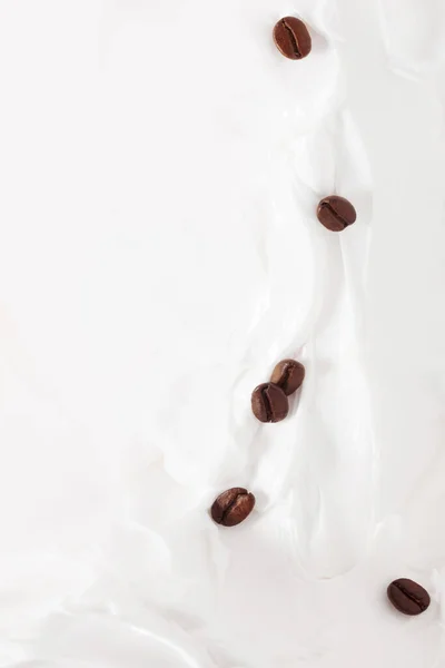 Café dessert au lait. grains de café parmi le yaourt ou le lait . — Photo