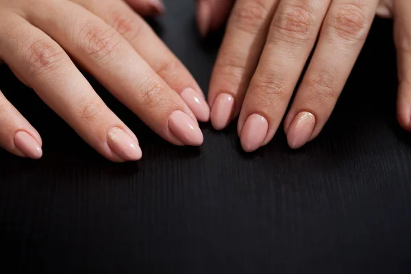 Women's hands with perfect Nude manicure. Nail Polish is a natural pale pink shade. — Stock Photo, Image