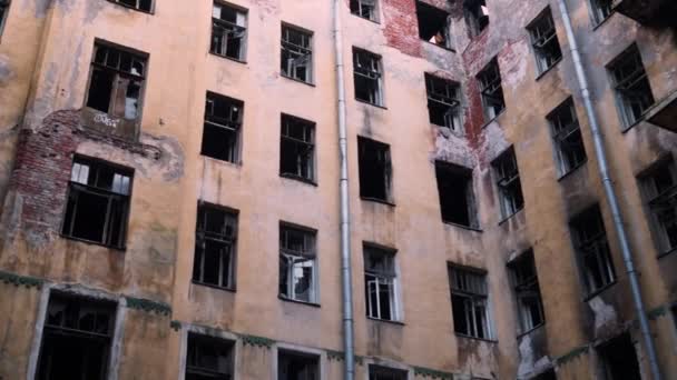 Фасад покинутої та спаленої будівлі, пожежа після бомбардування — стокове відео