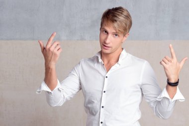 Klasik beyaz gömlekli, pozitif ve kendinden emin bir gencin portresi..