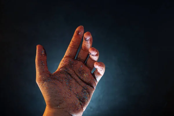 Mano femenina cubierta de lentejuelas. El movimiento de la palma de tu mano y brillo multicolor , — Foto de Stock