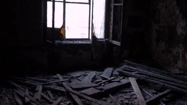 一座被废弃和烧毁的建筑物的正面，爆炸后的一场大火 — 图库视频影像