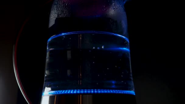 Elektrische waterkoker met blauw led-licht, kokend water voor thee, donker — Stockvideo