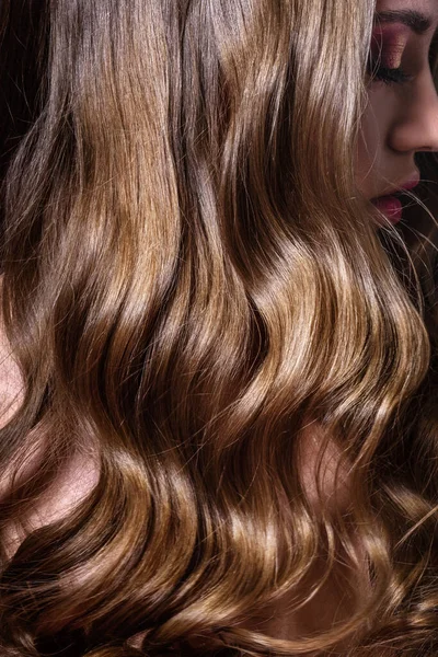 Luxurious long curls, shiny and healthy hair — Stock Photo, Image