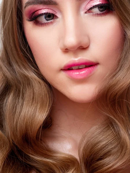 Hermosa chica rubia joven en maquillaje monocromo . —  Fotos de Stock