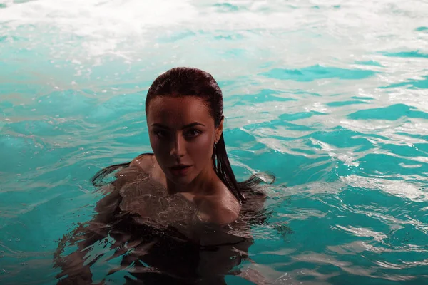 Beautiful young woman swimming in the pool, portrait. Attractive brunette girl — Stock Photo, Image