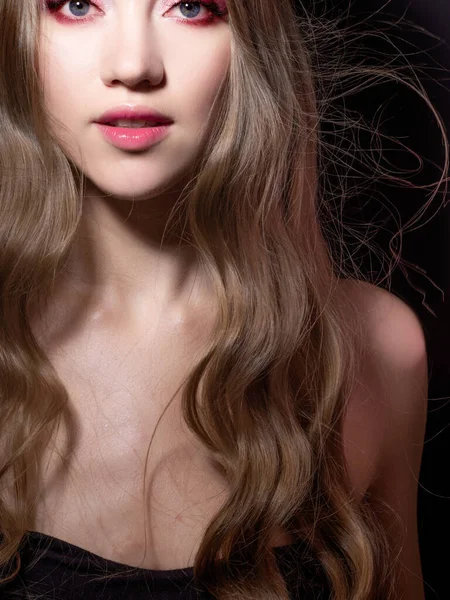 Retrato de moda de uma jovem mulher bonita com cabelo loiro longo . — Fotografia de Stock