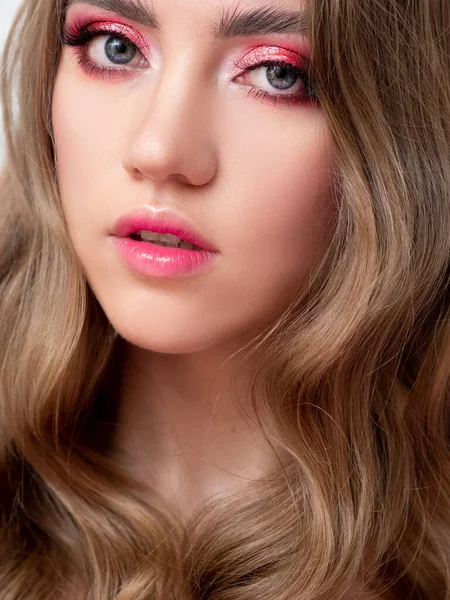 Hermosa joven rubia en maquillaje monocromo. Labios rosados y sombra de ojos, maquillaje delicado . —  Fotos de Stock