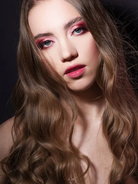 Menina loira bonita em maquiagem monocromática. Lábios cor-de-rosa e sombra, maquiagem delicada . — Fotografia de Stock