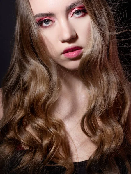 Belle jeune fille blonde en maquillage monochrome. Lèvres roses et ombre à paupières, maquillage délicat . — Photo