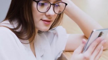 Genç esmer kız iletişim kurmak için akıllı telefon kullanıyor. Kuryelerde çevrimiçi iletişim,