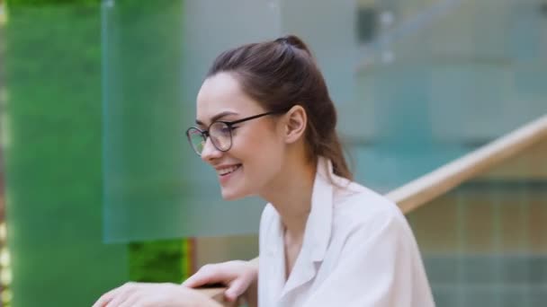 Saludo informal, una joven en un centro de negocios — Vídeos de Stock