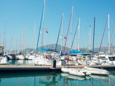 İSTANBUL, TURKEY - 21 Eylül 2019 Rıhtımda yatlar, birçok yat ve tekne