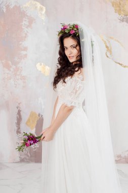 Yüzünde peçe ile gelinlik güzel genç gelin