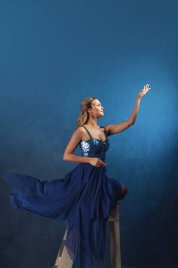 Merdivendeki kız ellerini uzatır ve hayal kurar.