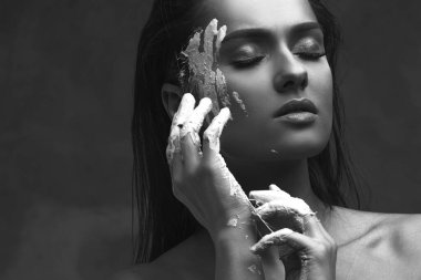 Güzel genç kadın, duygusal siyah beyaz