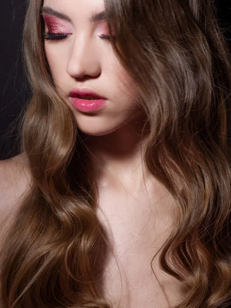 Retrato de moda de uma jovem mulher bonita com cabelo loiro longo . — Fotografia de Stock