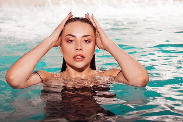 Hermosa chica es relajarse en la piscina Spa, relajarse y cuidar de sí misma . —  Fotos de Stock