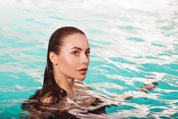 Schöne Mädchen entspannt sich im Spa-Pool, entspannt sich und kümmert sich um sich selbst. — Stockfoto