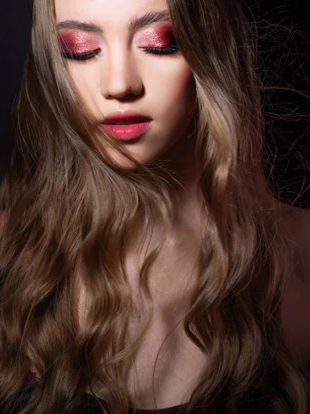Retrato de moda de uma jovem mulher bonita com cabelo loiro longo . — Fotografia de Stock