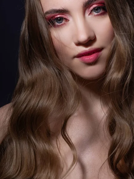 Retrato de moda de una joven hermosa mujer con el pelo largo y rubio . — Foto de Stock