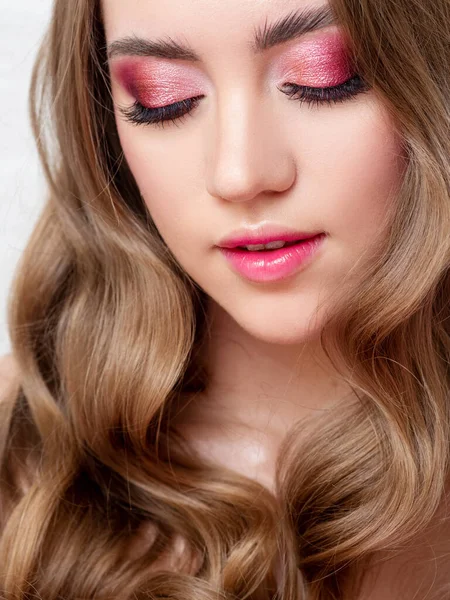 Beautiful young blonde girl in monochrome makeup. Pink lips and eye shadow, delicate makeup. — Stockfoto