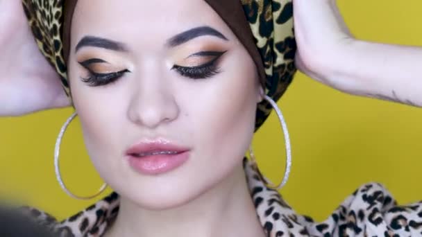 Bold and beautiful young woman in a turban with a leopard print, — Stock Video