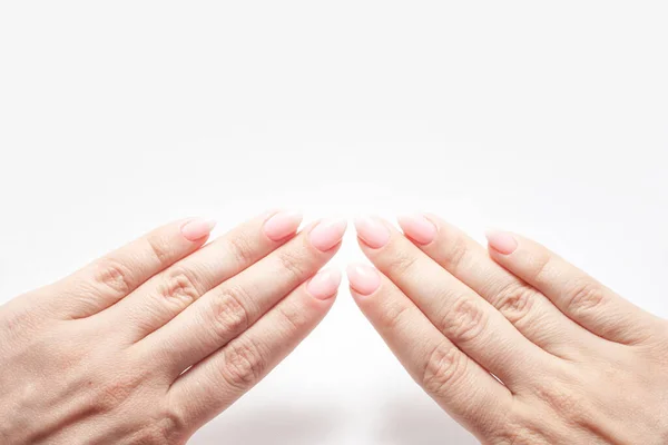 Женские руки с идеальным маникюром наготы. Nail Polish - натуральный бледно-розовый оттенок . — стоковое фото