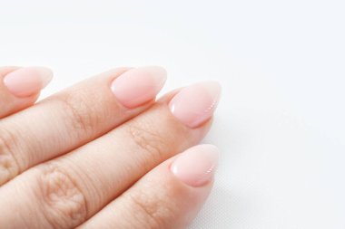 Mükemmel çıplak manikürlü kadın elleri. Tırnak cilası doğal soluk pembe bir tondur..