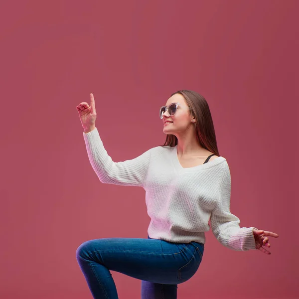 Estudante de dança engraçada em jeans e suéter . — Fotografia de Stock