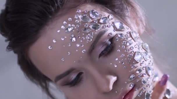Şeffaf kristalleri olan genç ve güzel bir kadının fantastik moda portresi — Stok video