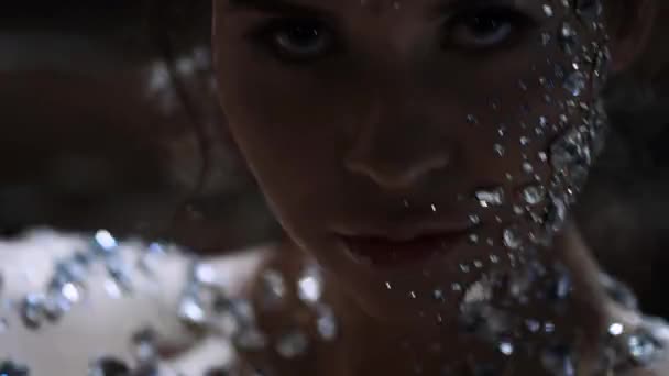Fantasztikus divat portré egy fiatal gyönyörű nő átlátszó kristályok — Stock videók
