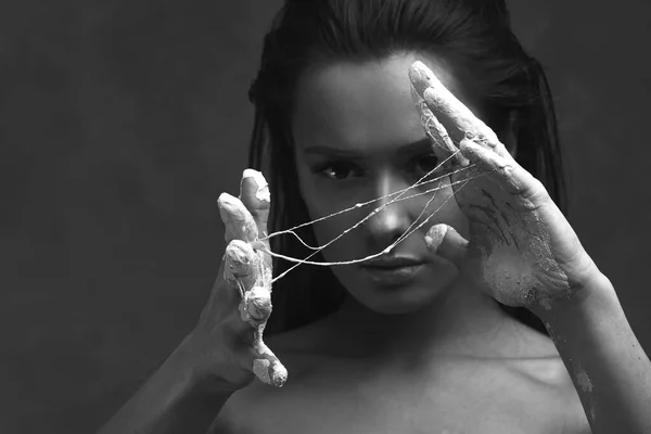 Mulher bonita jovem, retrato emocional com barro branco em suas mãos . — Fotografia de Stock