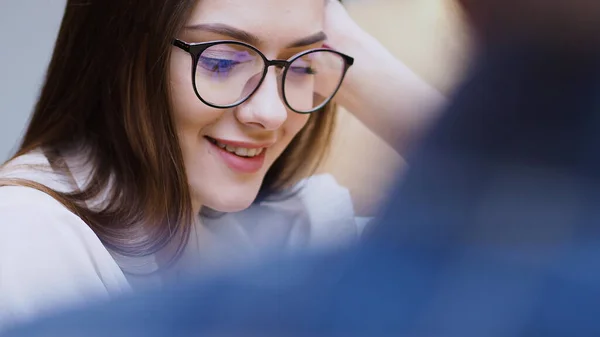 Junge brünette Mädchen nutzt ein Smartphone, um zu kommunizieren. Online-Kommunikation in Messengern, — Stockfoto