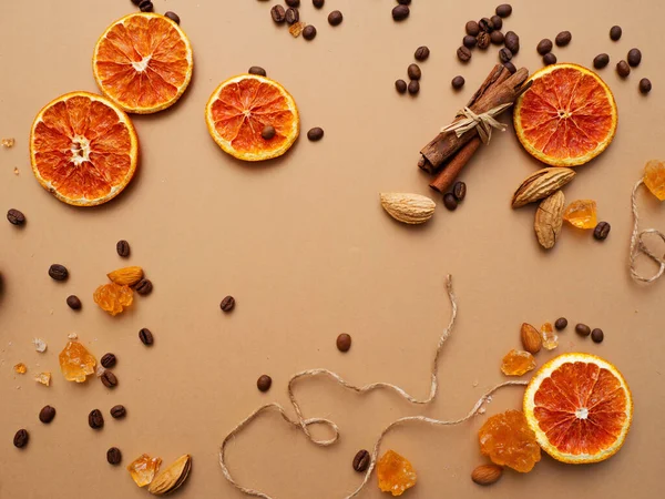 Agrumi e sfondo piccante con chicchi di caffè e spezie, sfondo ocra caldo — Foto Stock