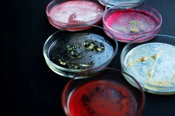 Epidemia y el concepto global de ataque de virus. Pruebas de laboratorio diferentes muestras . — Foto de Stock