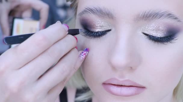 Extension de cils, maquillage maître colle des grappes de cils, une image brillante et glamour pour une fête . — Video