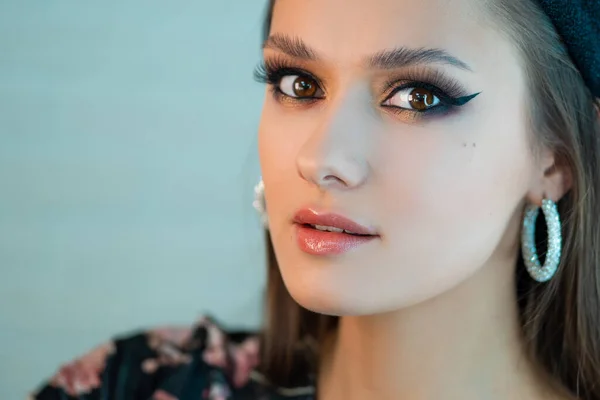 Retrato de una joven morena hermosa con maquillaje de ojos brillantes . —  Fotos de Stock