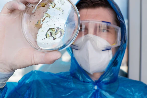 ウイルスや細菌の研究者は、サンプルとペトリ皿を保持しています. — ストック写真