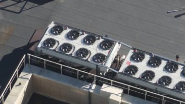 Arz ve egzoz havalandırması, çatıdaki iklim kontrolü için havalandırma ünitesi.