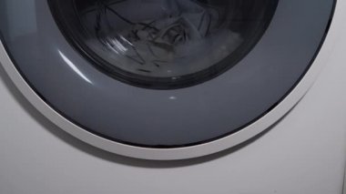 Yıkama, çamaşır makinesinin varilinde dönme, durulama ve sıkma..