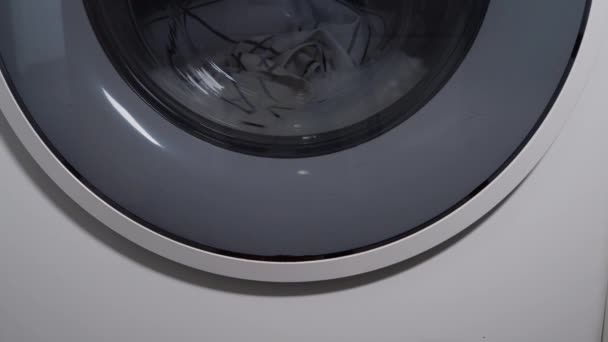 Wassen, Wasgoed spinnen in de trommel van de wasmachine, spoelen en wringen. — Stockvideo