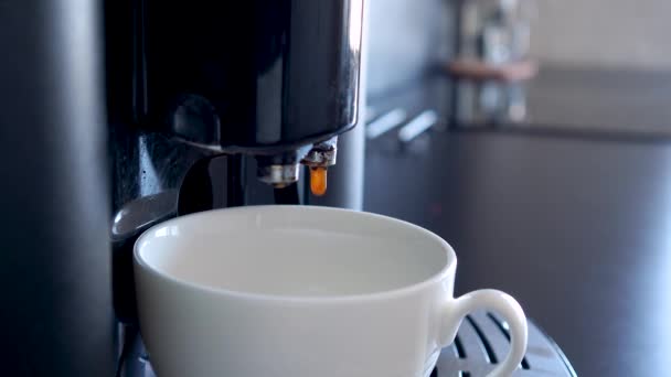 Κάνοντας καφέ χρησιμοποιώντας μια αυτόματη μηχανή καφέ, ζεστό δυνατό καφέ χύνεται σε μια λευκή κούπα, — Αρχείο Βίντεο