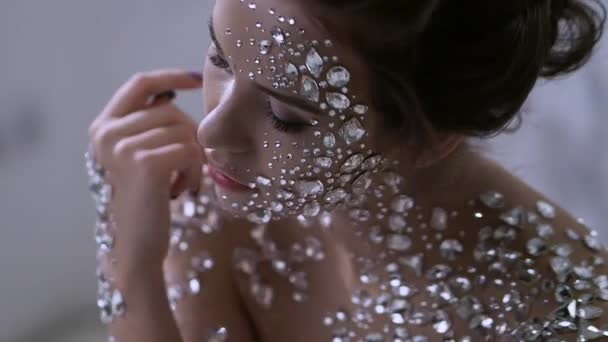 Fantastiskt modeporträtt av en ung vacker kvinna med transparenta kristaller — Stockvideo