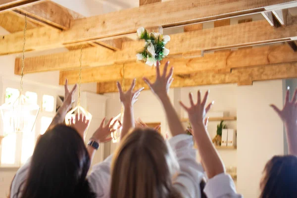 Fröhliche Freunde auf einem Junggesellenabschied fangen einen Strauß, den die Braut geworfen hat — Stockfoto