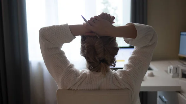 Neem een pauze, een jonge vrouw op het werk achter de computer, gestopt — Stockfoto