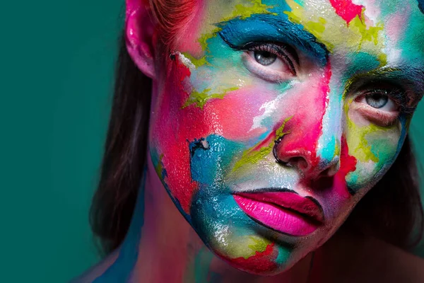 Mode och kreativ makeup, ung vacker kvinna abstrakt ansikte konst, — Stockfoto
