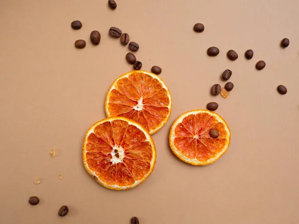 Agrumes et fond épicé avec des grains de café et des épices, fond ocre chaud — Photo