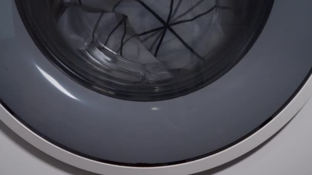 Wassen, Wasgoed spinnen in de trommel van de wasmachine, spoelen en wringen. — Stockvideo