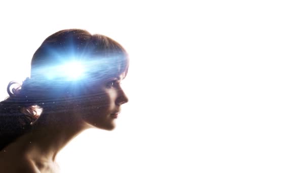 Perfil de una mujer con la galaxia como cerebro. El concepto científico . — Vídeos de Stock